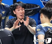 '주춤' 선두 우리카드, '약진' 4위 OK금융…요동치는 판도[V리그포커스]