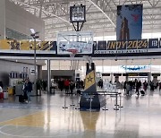 [NBA] 공항에 농구 코트가? 인디애나폴리스공항, 2024 올스타 분위기로 변신