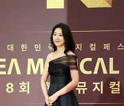 포즈 취하는 조정은