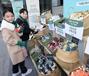 아동공약상점 '미래마켓'에서 공약 상품 구매하는 어린이들