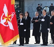 현충원 참배하는 국민의힘 정영환 공천관리위원장