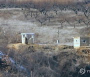 초소 밖 북한군