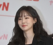 포즈 취하는 박예영