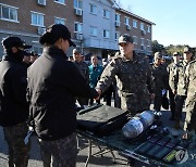 작전 요원 격려하는 김명수 합참의장