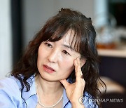 인터뷰하는 공지영 작가