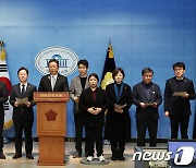 文 정부 장관 출신 의원들, 전임 대통령 주변 수사 중단 촉구