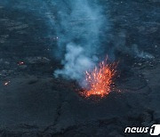 [포토] '뜨거운 불꽃이 펑펑' 화산 폭발로 분출되는 용암