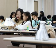 투구 만드는 체험하는 어린이들