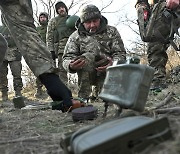 우크라·이스라엘 전쟁이 불지폈다...“軍복무 의무화” 각국이 재무장