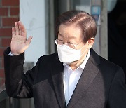 이재명, 흉기 피습 보름 만에 복귀 "주어진 책임, 최선 다해 수행"