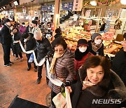 수원 못골시장, '가래떡 나눔 행사'