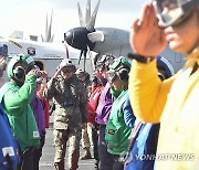 임무 요원들에게 경례 받는 김명수 합참의장