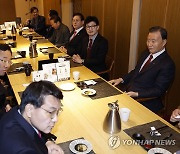 4선·5선 중진 의원들과 오찬 간담회하는 한동훈 비대위원장