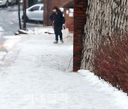 마을버스, 오르막 빙판길서 미끄러져…7명 병원행