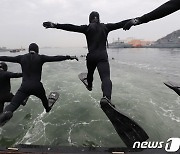 차가운 겨울바다 속으로