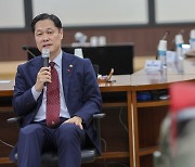 "빨간명찰 자부심 갖게"…제2연평해전 승전 보훈차관, 연평부대 위문