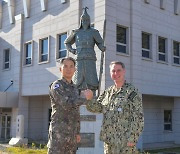 부산 美해군기지 장병, 이순신 동상·천안함 비석 보며 각오 다진다