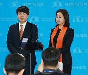 이준석 “노인 무임승차 폐지” 허은아 “기업인들의 ‘떡볶이 거부권’ 보장”