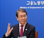 “근로시간·임금개편 ‘공감대 찾기’ 시급… 노사정, 수시로 만나 논의”