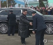 김정은 새 전용차로 보이는 벤츠 마이바흐 SUV