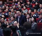 박수받는 윤석열 대통령