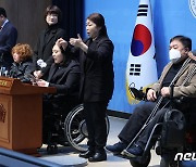 민주당 탈당 기자회견하는 홍서윤 장애인위원회 부위원장