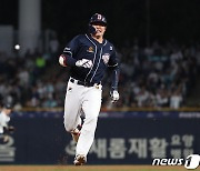 '절치부심' 김재환 부활 바라는 두산…'수비 시프트 제한' 효과 보나