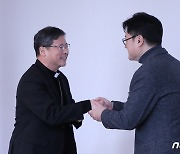 정순택 대주교와 인사 나누는 홍익표 원내대표