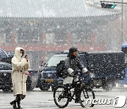 동해안·전남·제주에 눈·비…중부지방 가끔 구름[퇴근길날씨]