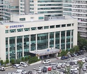 갑자기 열린 차 문에 자전거 ‘퍽’… 넘어진 60대, 버스 치여 숨져