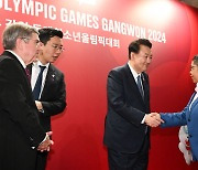 IOC 위원들과 인사 나누는 윤석열 대통령