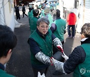 유희동 기상청장, 한파 취약계층에 연탄 배달