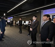 AI전주기 지원 플랫폼 설명 듣는 한동훈 비상대책위원장