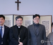 홍익표 원내대표, 천주교 서울대교구장 정순택 대주교 예방