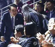 김연아와 인사하는 윤석열 대통령