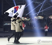 태극기 들고 입장하는 한국 선수들