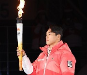 '강원 2024 개회식' 성화 운반하는 윤성빈