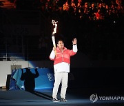 '강원 2024 개회식' 성화 운반하는 윤성빈