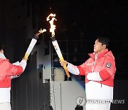 '강원 2024 개회식' 성화 전달받는 박하은-박가은