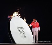 '강원 2024 개회식' 성화 불 붙이는 이정민