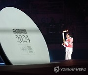 '강원 2024 개회식' 성화 전달하는 박승희