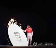 '강원 2024 개회식' 성화 불 붙이는 이정민