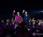 관중들 향해 인사하는 윤석열 대통령