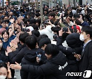 애플스토어 홍대 찾은 시민들과 인사하는 직원들