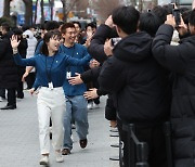 애플스토어 홍대 찾은 시민들 반겨주는 직원들