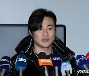 출국 전 인터뷰하는 김하성