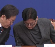 "지역이냐, 비례냐, 또는 불출마?"...이재명의 '딜레마'