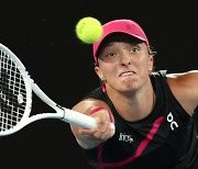 Top-ranked Iga Swiatek out of Australian Open after loss to Linda Noskova