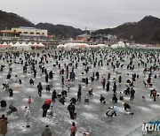 "주말이 돌아왔다"…화천산천어축제 '바글바글'[쿠키포토]