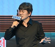 [포토]'바카다로우' 열창하는 다나카, 부장님 3차 노래방 포스